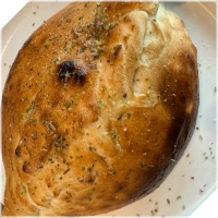 Tomatensaus, kaas, champignons, paprika, uien, dönervlees en een bakje knoflooksaus