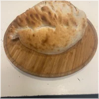 Dubbelgevouwen pizza champignons, paprika, ui en kip