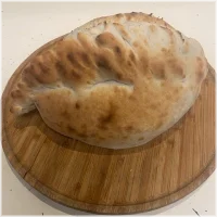 Paprika, champignons, ui, shoarma, gekruid kipfilet, bolognesesaus en bakje knoflooksaus